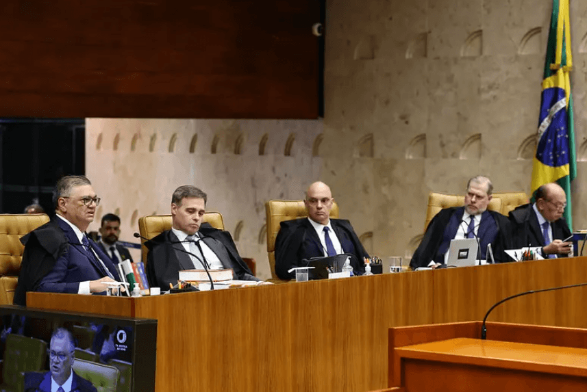 BASTIDORES DO DIA D: Bilhete em guardanapo, “espiadas” de Moraes e abraço após bate-boca marcam sessão no STF