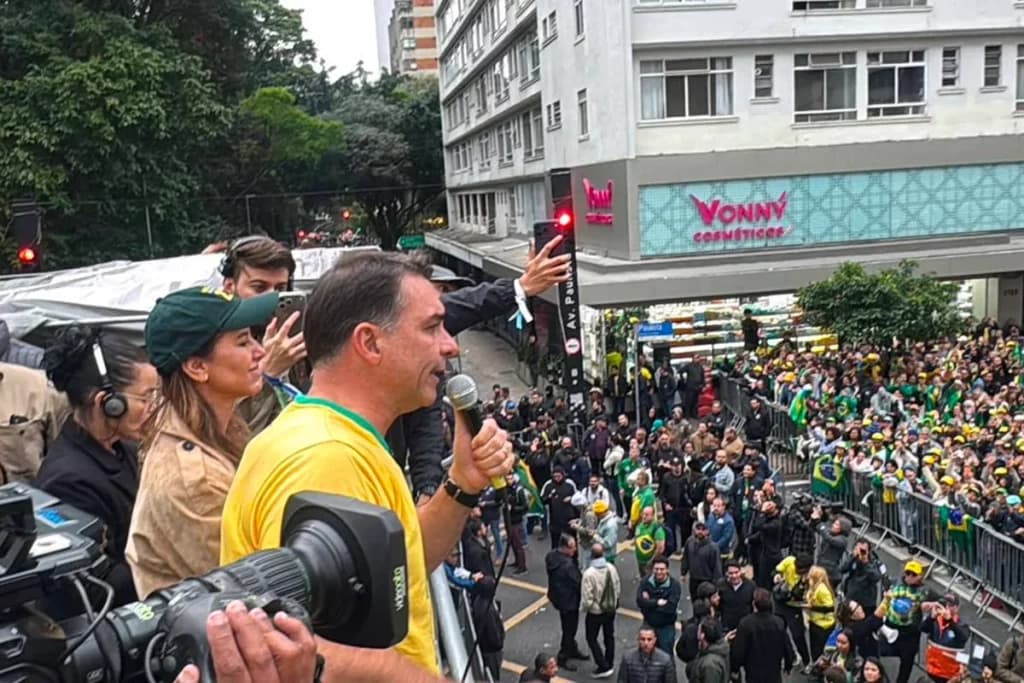 Flávio modera críticas ao STF com empresários, mas endurece nas ruas e pede impeachment de Moraes
