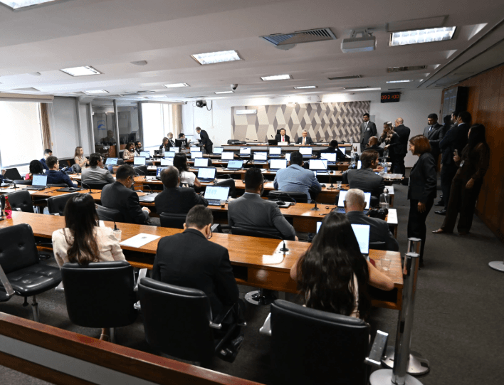 CCJ do Senado aprova PEC do fim da escala 6×1
