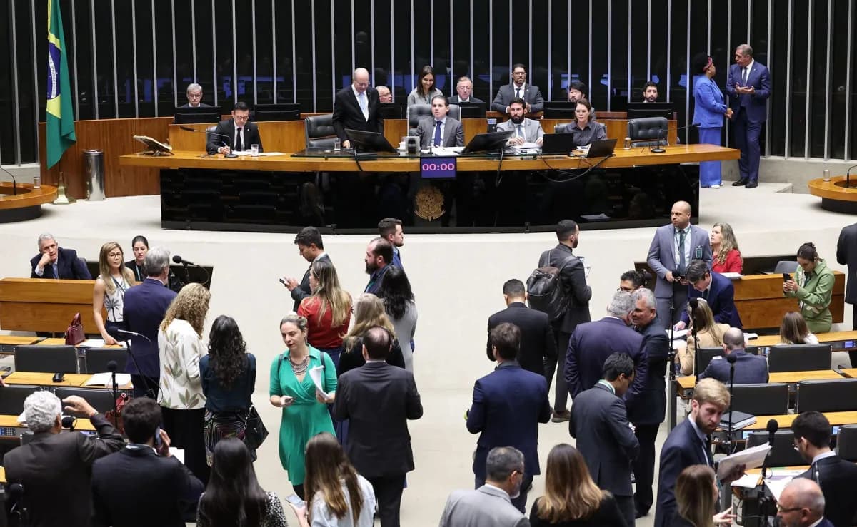 Câmara aprova MP que acaba com a "taxa das blusinhas"; texto vai ao Senado