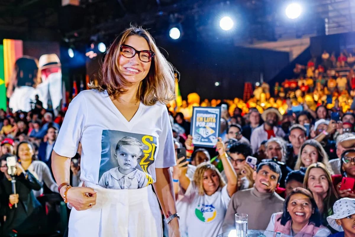 Frustrada com a virada de Flávio nas pesquisas, Janja ataca: "Se dependesse do Bolsonaro, os nordestinos estavam comendo capim"