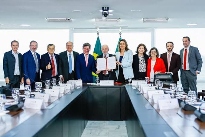 De olho na eleição, Lula sanciona fim da ‘taxa das blusinhas’ criada em seu governo