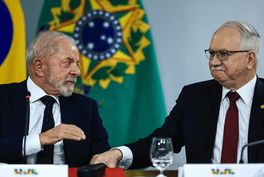 Em conversa com Lula, Fachin indica que levará casos de Moraes e Mendonça ao plenário do STF