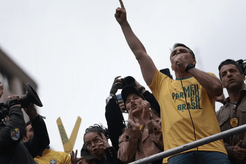 LAURO JARDIM: Após tracking, campanha de Flávio Bolsonaro aposta no voto útil para vencer Lula no 1º turno