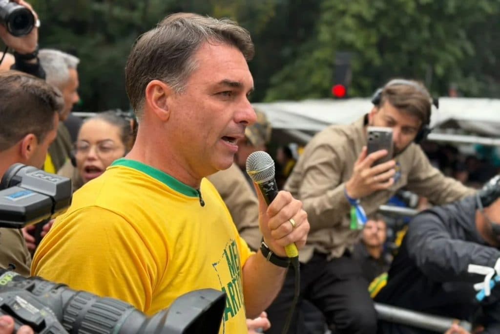 PROPAGANDA ELEITORAL: Flávio Bolsonaro vai focar campanha em segurança e custo de vida