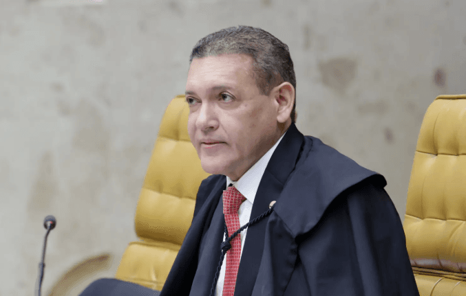 “ELE PAGA OU JOGO ‘PROCÊ’ ESSA BOMBA?”: Agente questionou Vorcaro sobre viagem de Nunes Marques