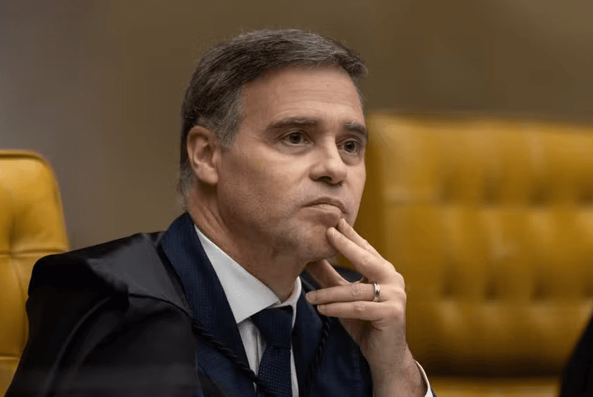 Mendonça apresenta faturas e rebate suspeita que ternos teriam sido pagos por advogado ligado a Vorcaro