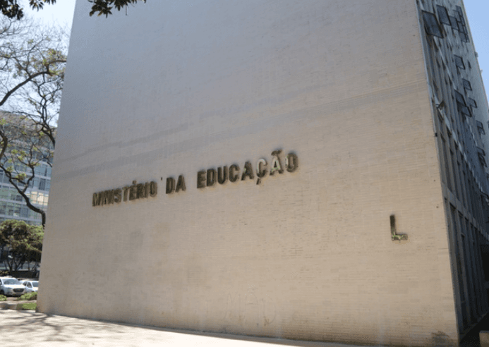 CORTE NA EDUCAÇÃO: Governo Lula prevê redução de R$ 424 milhões no Orçamento e diminuição de 182 mil vagas para bolsas de estudo e pesquisa em 2027