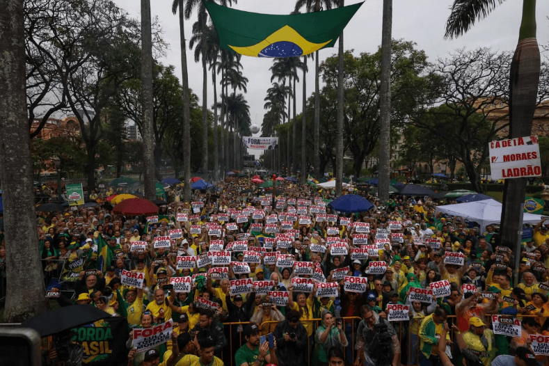 Multidão lota Praça da Liberdade em Belo Horizonte (MG) em ato contra Moraes e Lula