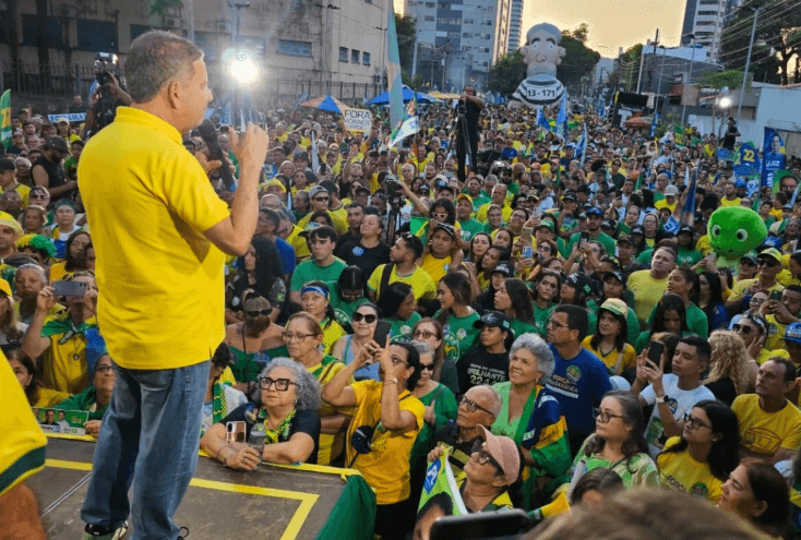 Homem é detido após agredir e arremessar ovo em Rogério Marinho durante manifestação em Natal