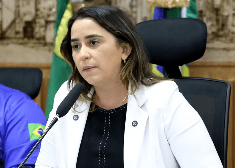 CONTAS REPROVADAS: Samanda de Lula disputa o Senado enquanto parcela devolução de dinheiro público da campanha de 2022