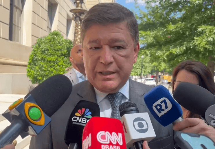 Senador Carlos Viana abandona Caiado e defende voto em Flávio Bolsonaro: "vamos varrer a esquerda"