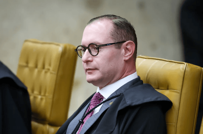 Após Mendonça defender sigilo, Zanin diz que “não existe hierarquia” entre os integrantes do STF e manda PF entregar dados de celular de Vorcaro em seu gabinete até às 23h de hoje