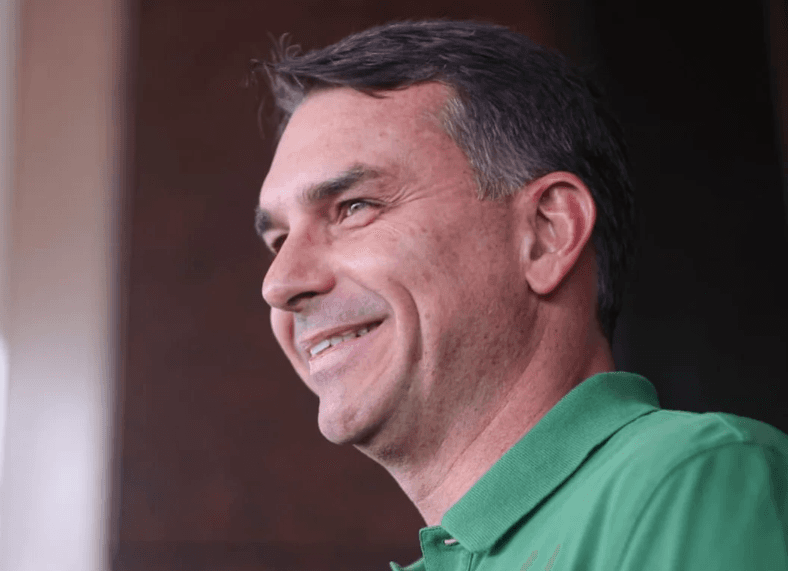Flávio promete mudar Constituição para “redemocratizar o país” e comemora força no Congresso