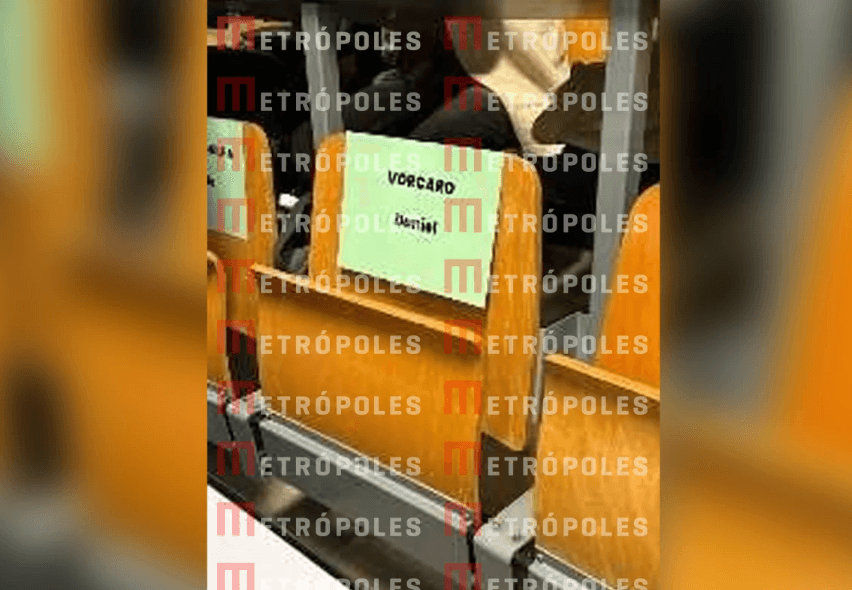 Foto mostra cadeira reservada a Vorcaro em evento de Lula em Paris