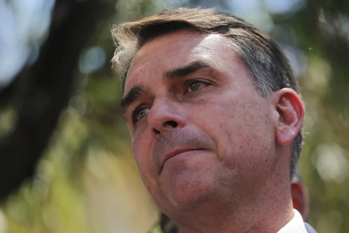 Flávio Bolsonaro desmente narrative petista e reafirma compromisso com o Bolsa Família