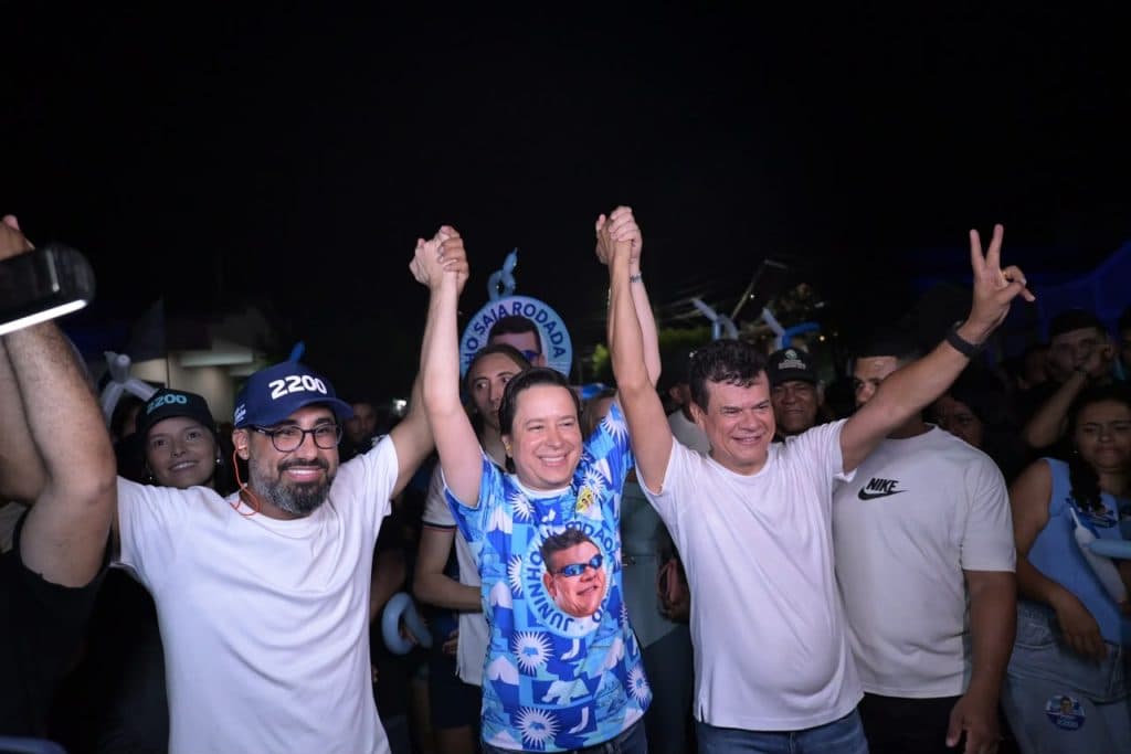 PERTO DA VITÓRIA: Multidão lota as ruas de Caraúbas, no último comício de Juninho Saia Rodada para deputado federal