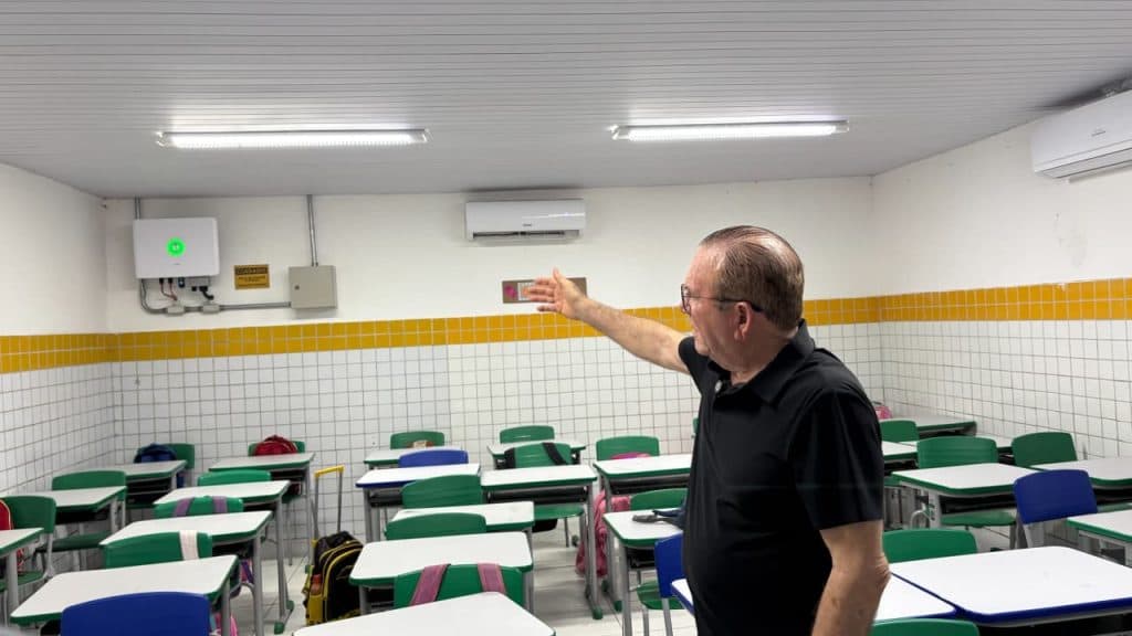 Prefeito Jaime Calado visita escolas em São Gonçalo para acompanhar o resultado da climatização das salas