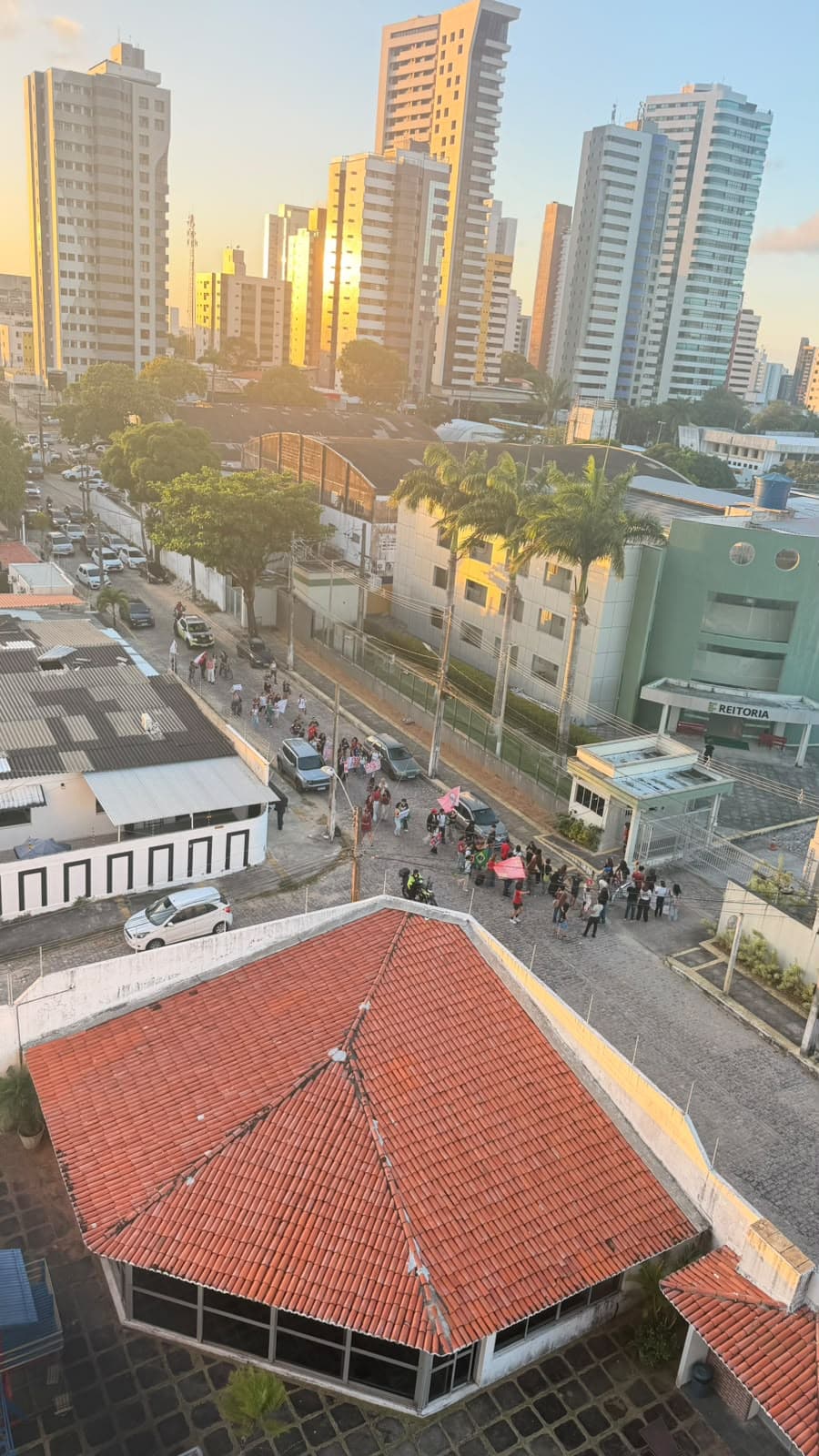 [VÍDEO] Protesto contra Flávio reúne poucos manifestantes em Natal e mobiliza viaturas do Detran