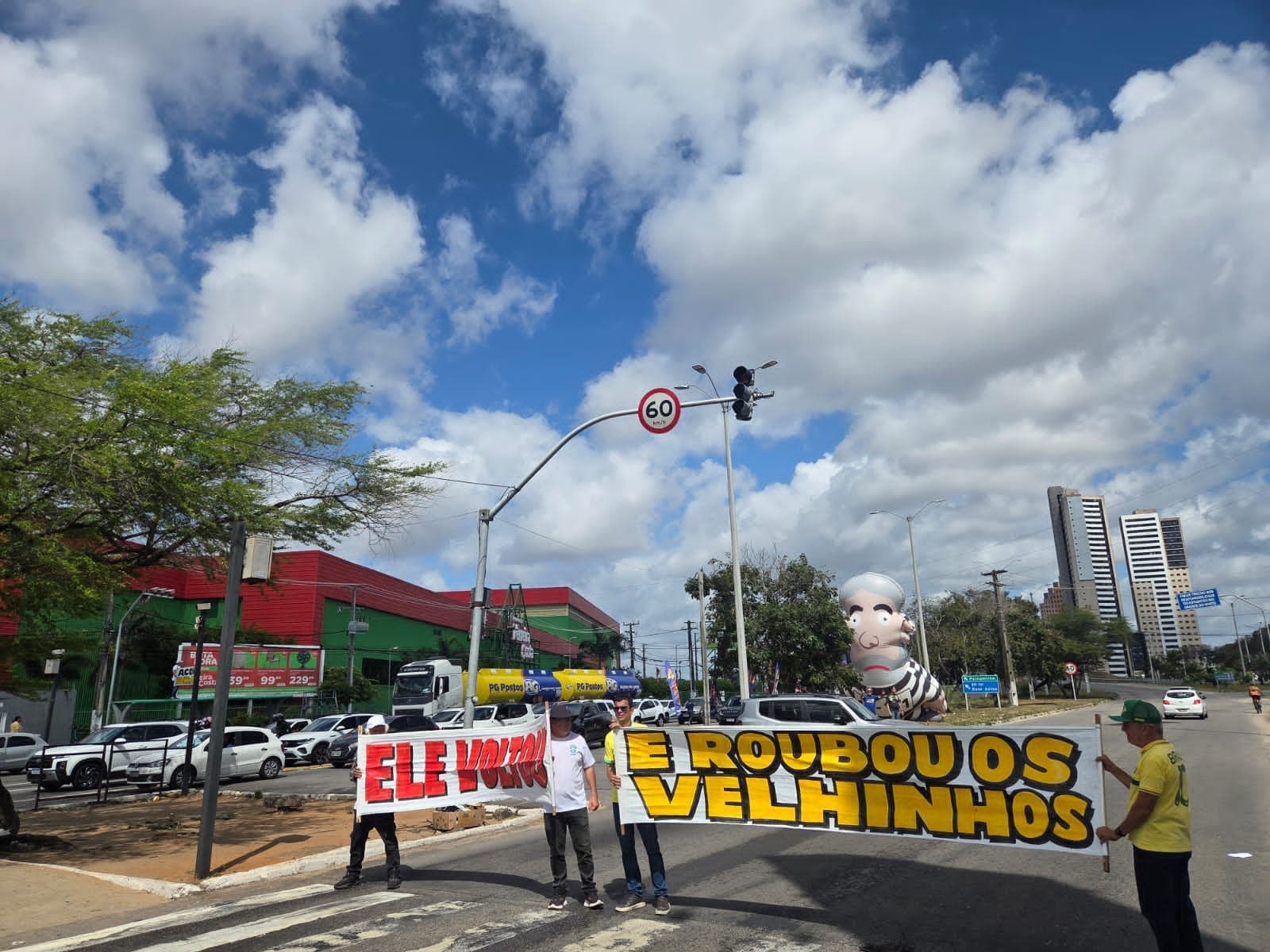 [VÍDEO] ‘Pixuleco' e faixas contra Lula voltam às ruas de Natal durante passagem do presidente pela cidade neste sábado (10)