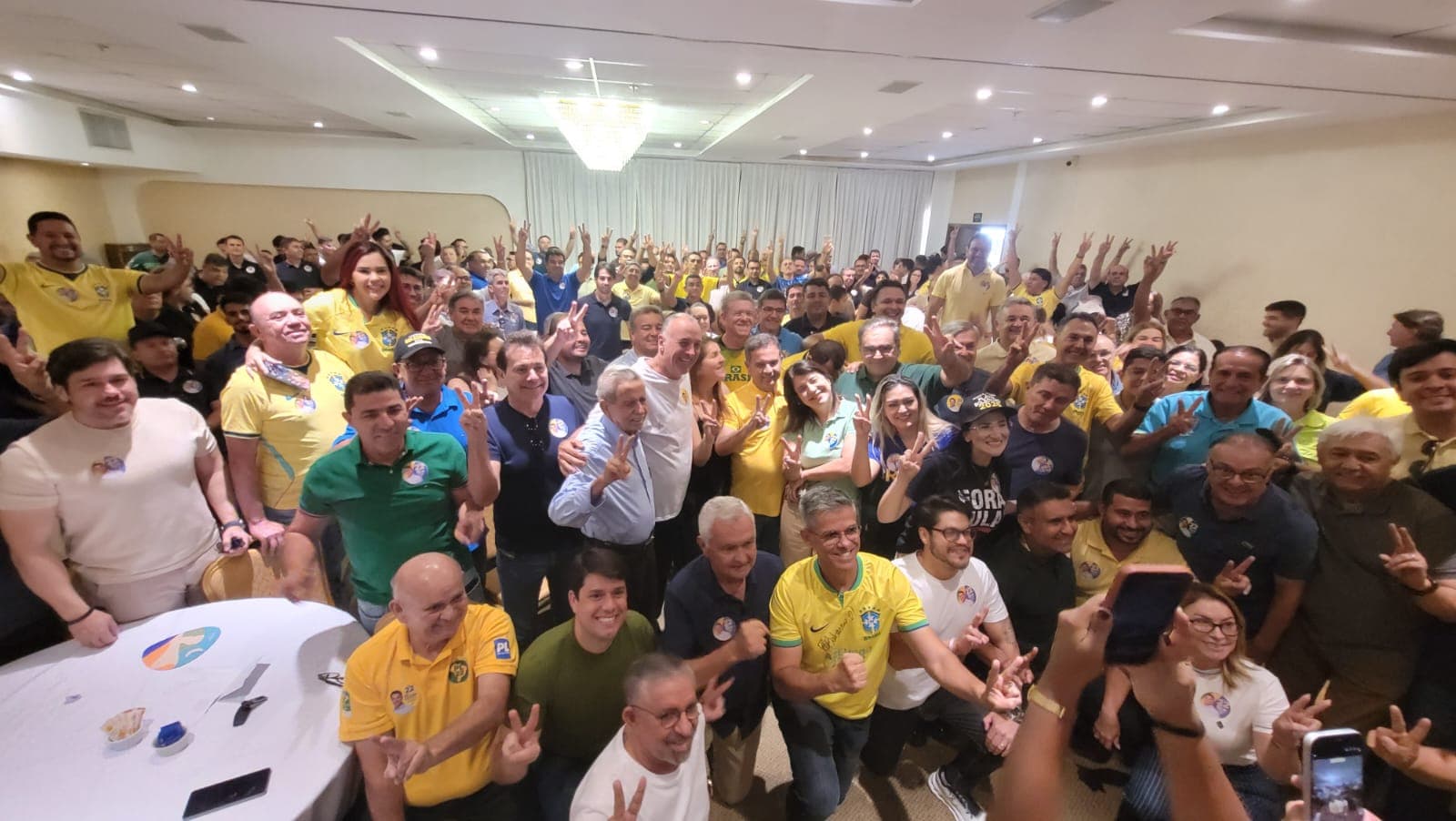 Rogério reúne mais de 100 prefeitos e lideranças do RN para reforçar campanha de Flávio Bolsonaro no 2º turno