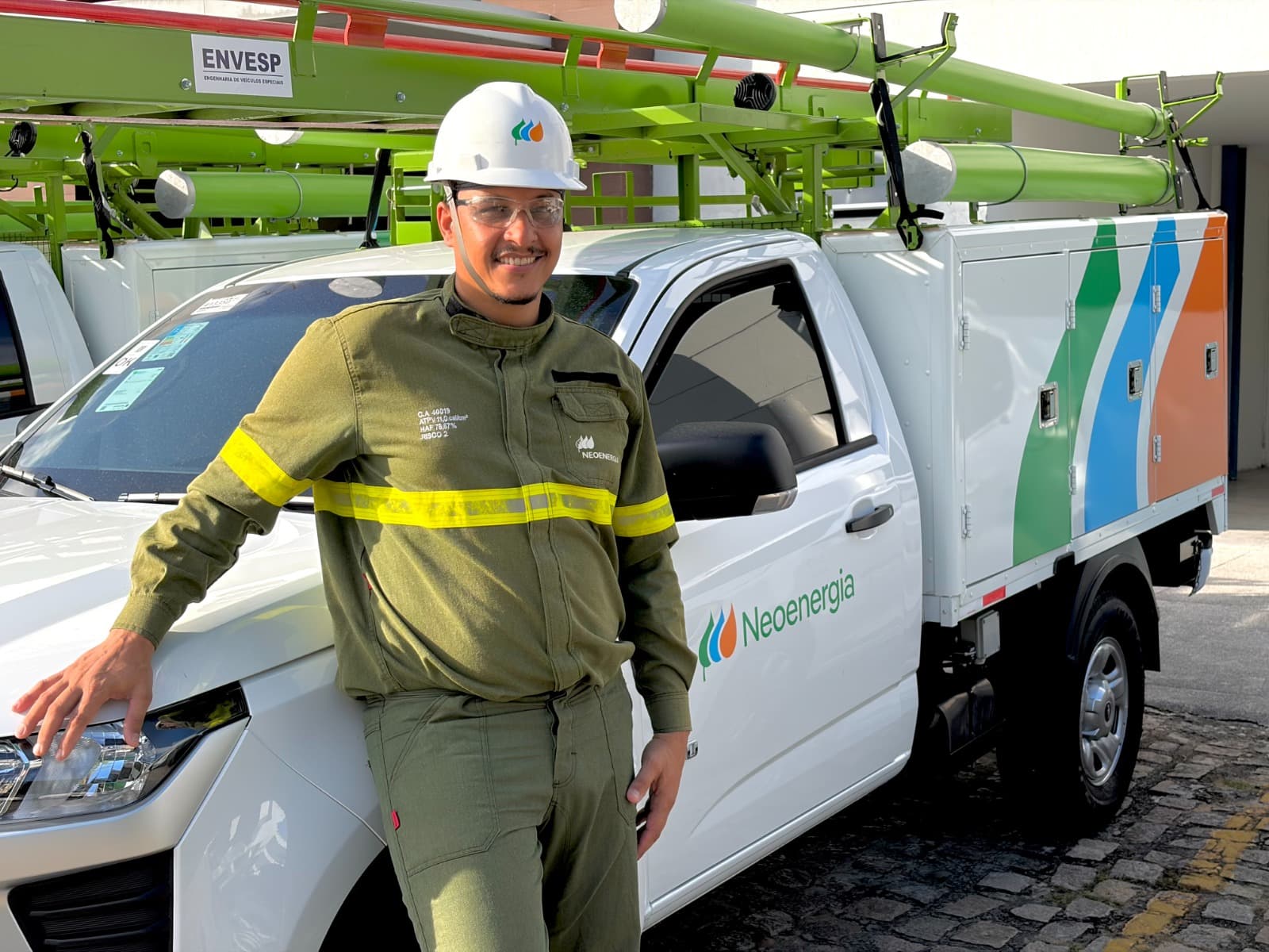Dia do eletricista: conheça profissional que aprendeu linguagem de sinais para ajudar clientes surdos