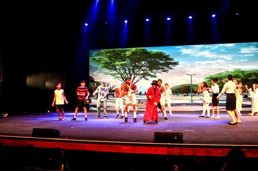 DA INTELIGÊNCIA ARTIFICIAL À FITA VHS: alunos do Colégio Porto levam encontro de gerações ao teatro