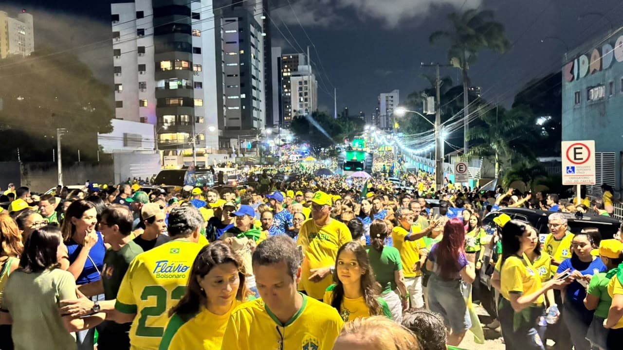 [VÍDEO] Bloco 22 leva multidão às ruas de Petrópolis em Natal