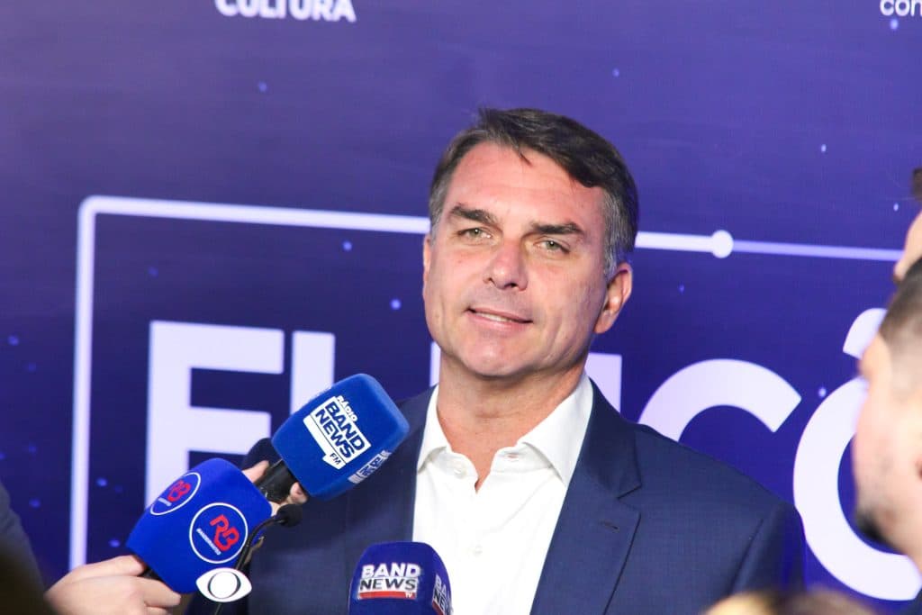 Flávio denuncia ao TSE esquema de R$ 273 milhões do governo Lula para envio de mensagens a beneficiários de programas sociais