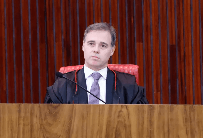 Mendonça manda redes apagarem fake news que liga Flávio à retirada de título de Nossa Senhora