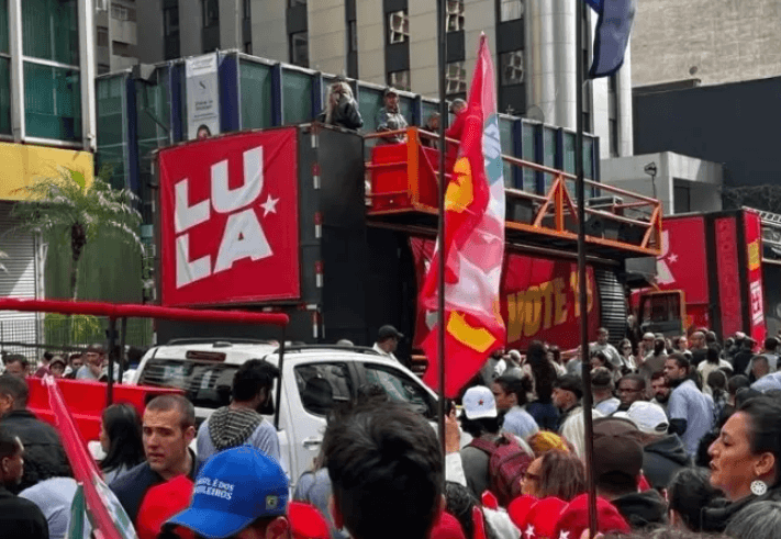Mulher de 64 anos fica ferida após ser atropelada durante ato de Lula e Haddad na Avenida Paulista