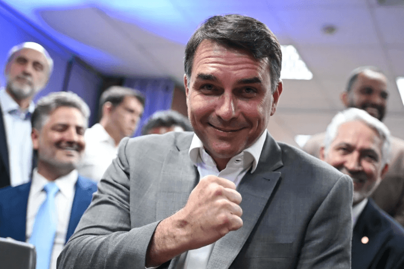 Pesquisa interna anima campanha e Flávio evita reagir à onda de ataques promovidos por Lula e aliados