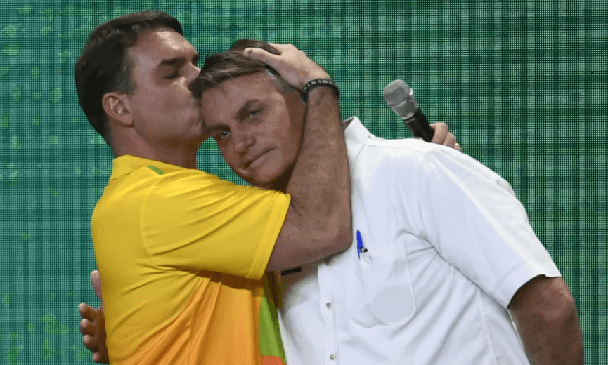 Defesa de Jair Bolsonaro comunica Moraes sobre retomada de visitas de Flávio ao pai