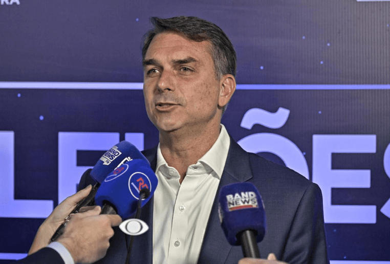 Flávio diz que usará debate para rebater fake news e diferença de projetos