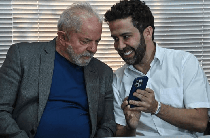 TSE manda tirar do ar canal no WhatsApp criado por Janones para apoiar Lula por replicar fake news em massa