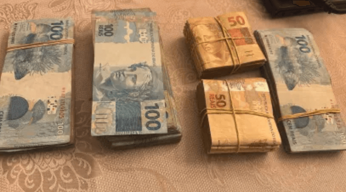 PM apreende mais de R$ 12 mil e material de propaganda política em Macau