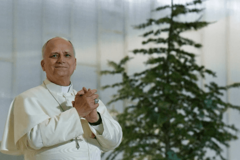Papa Leão XIV recebe alta do hospital neste sábado (17), diz Vaticano; potífice retirou tumor do pulmão