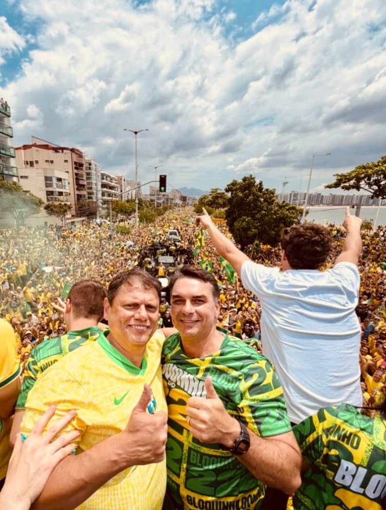 [VÍDEO] ‘Bloquinho 22' reúne multidão com Flávio Bolsonaro, Nikolas e Tarcísio em Vitória-ES