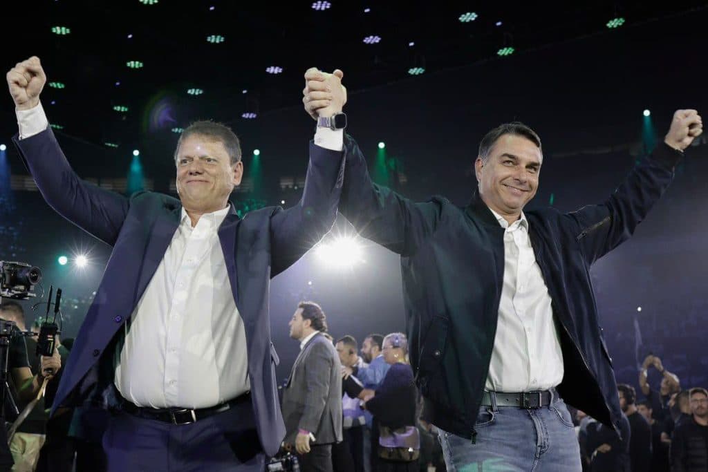MDB deve anunciar apoio a Flávio Bolsonaro no 2º turno após articulação do governador de SP, Tarcísio de Freitas