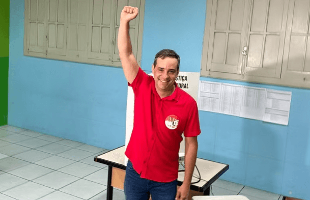 Cadu de Lula vota em Natal, no bairro do Tirol