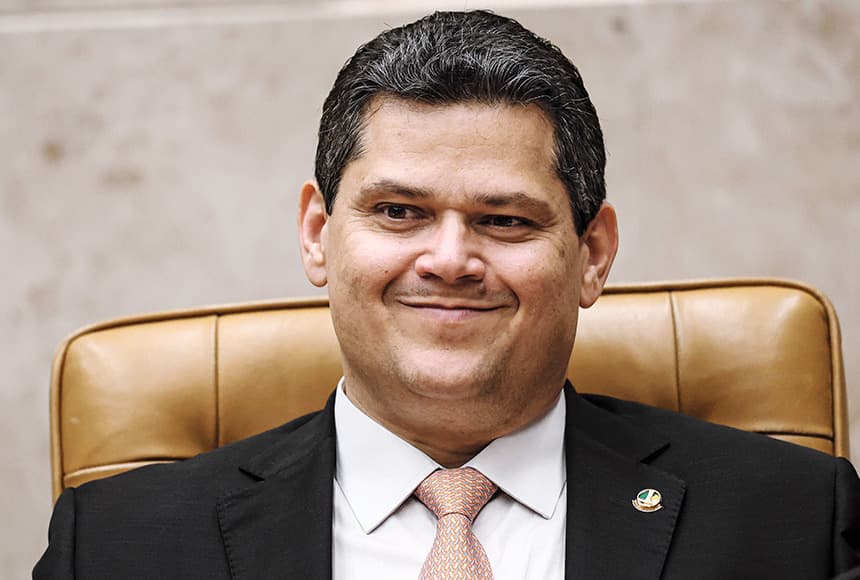 DISPUTA NO SENADO: Alcolumbre é acusado de usar gabinetes e apartamentos funcionais para buscar apoio à reeleição