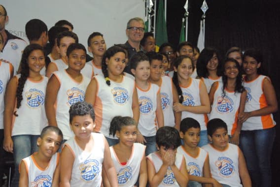 FOTO: Alunos da rede municipal se encontram com o técnico de vôlei Bernadinho
