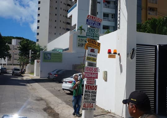 FOTO: Semurb realiza operação para retirada de anúncios irregulares das ruas da capital