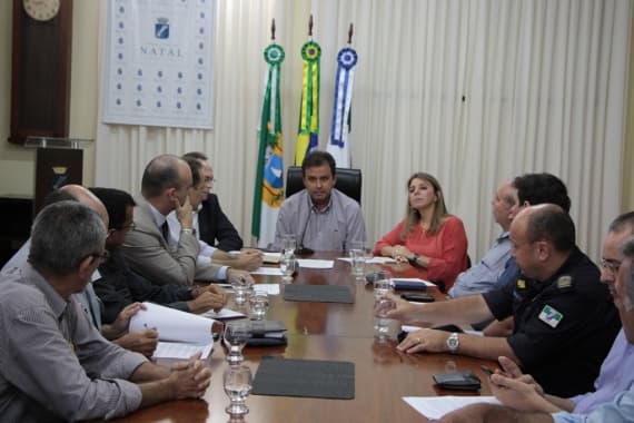 FOTO: Prefeitura e Associação de Moradores de Areia Preta discutem ações de segurança para área