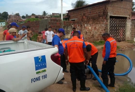 FOTO: Defesa Civil de Natal atende ocorrências de alagamento durante chuvas na capital