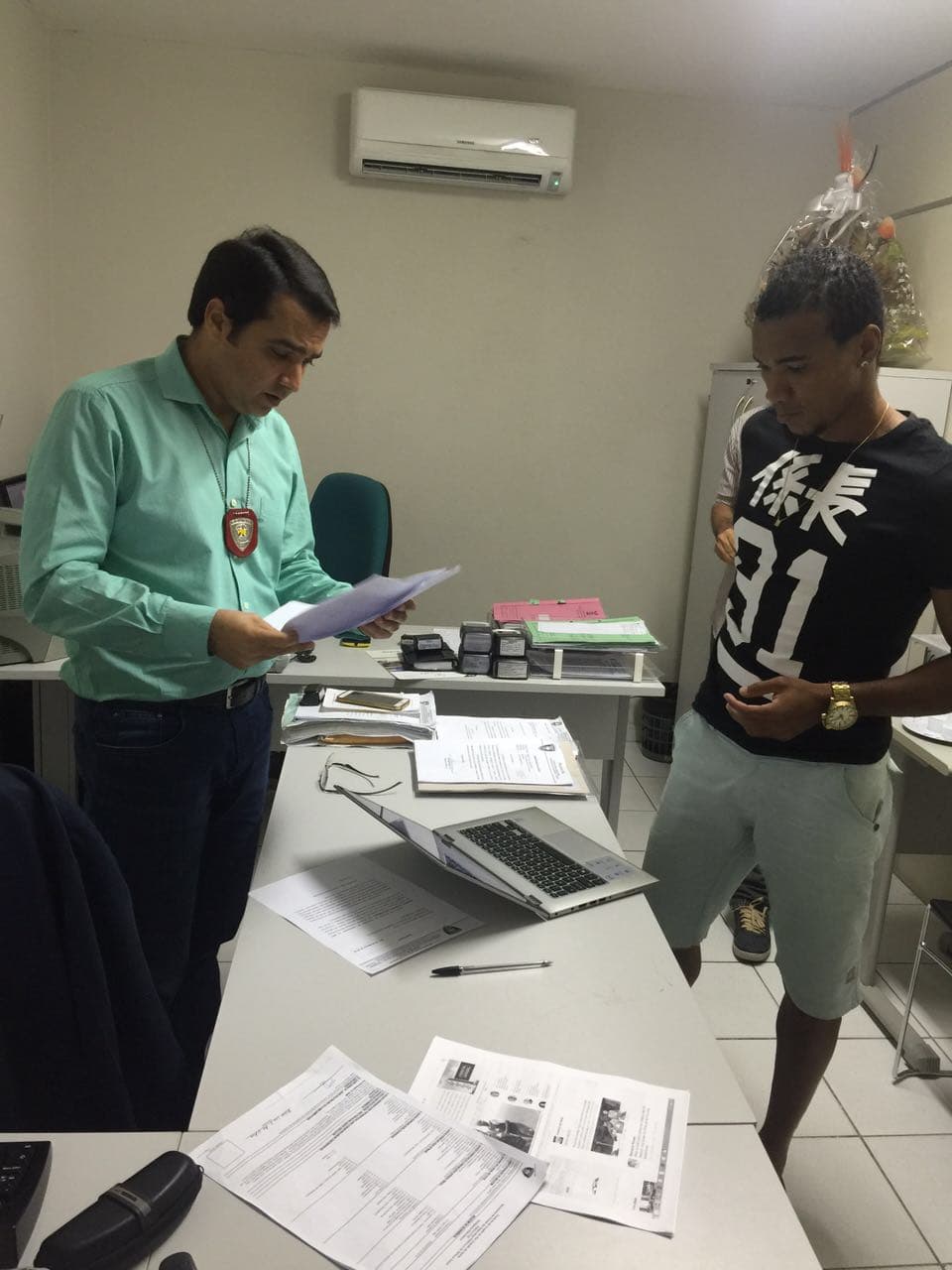 Jogador do América que foi vítima de injúria racial presta depoimento