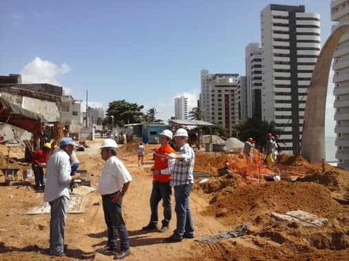 FOTO: Semov e Ministério da Integração realizam visita ao enrocamento da praia de Ponta Negra e obras em Mãe Luíza