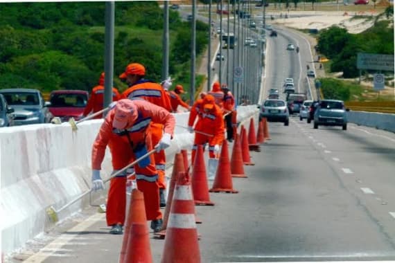 FOTO: URBANA realiza varrição, capinação e pintura da ponte Newton Navarro