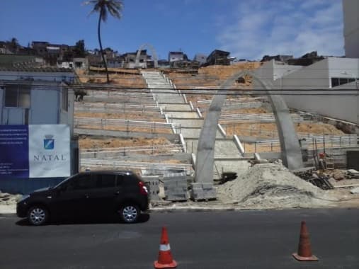 FOTOS: Rampa em Mãe Luíza e novo asfalto na praia do Meio são vistoriados pelo titular da Semov
