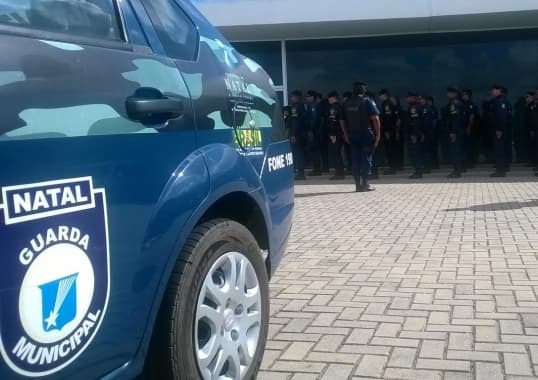 Guardas municipais detêm homens acusados de roubar servidoras de CMEI